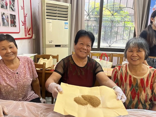 非遺文化進(jìn)社區(qū)-星群公司啟動(dòng)2024年“向美而行”廣州市公共文化產(chǎn)品配送活動(dòng)