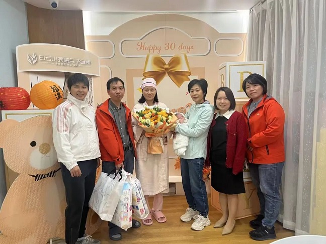 星群工會慰問“三胎”職工家庭，傳遞溫暖關(guān)懷